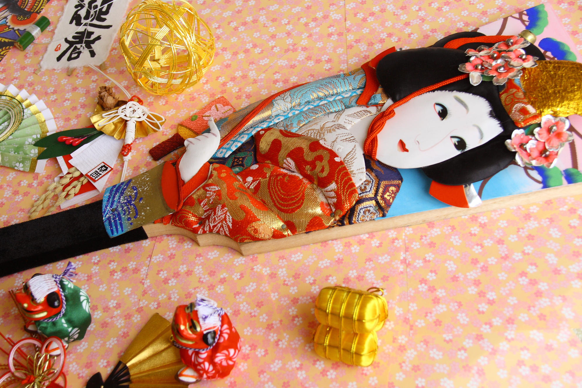 Các trò chơi truyền thống như Hanetsuki (tương tự như cầu lông), con quay (Koma) hoặc các trò chơi bài như Karuta giúp trẻ giải trí khi gắn kết với các thành viên trong gia đình và bạn bè.