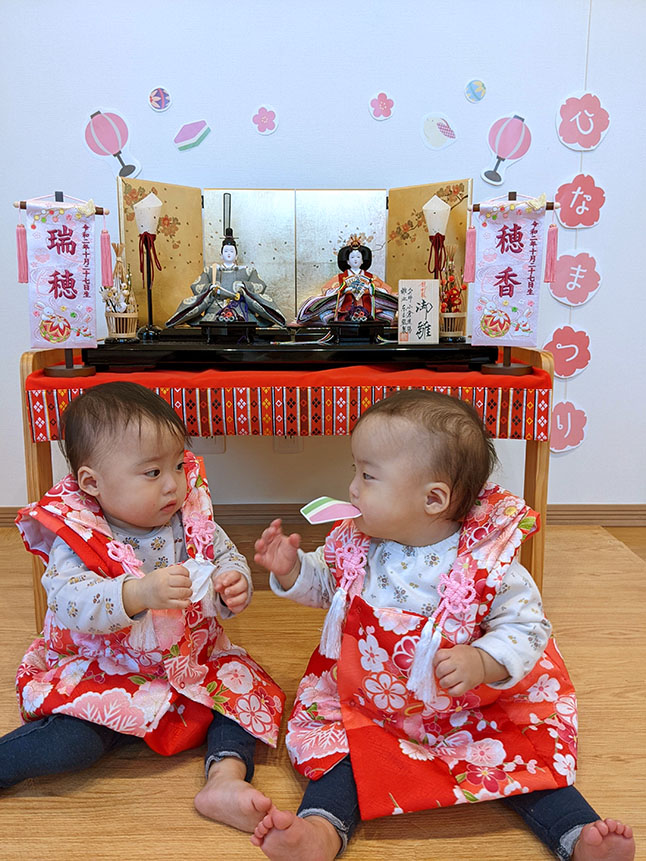双子の娘が雛人形に興味津々でした。
