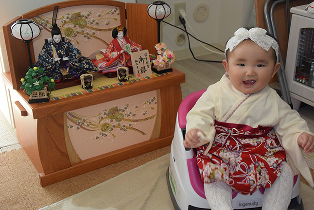 娘にお雛様の着物と似た袴を着せて記念写真を撮りました。